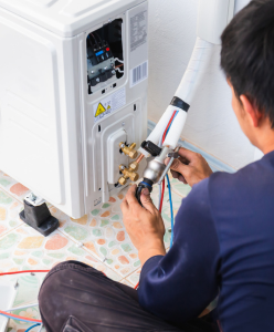 Técnico profesional instalando aire acondicionado